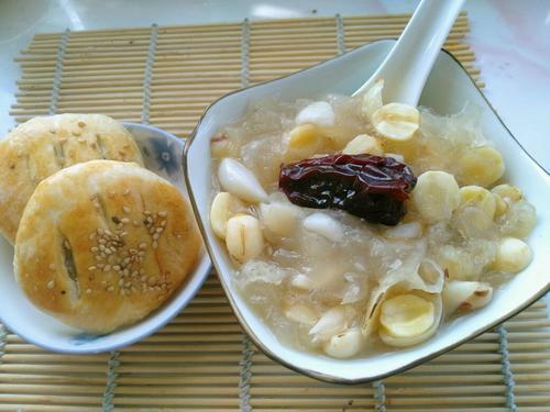 砂锅粥的做法大全，砂锅粥好喝攻略！（潮汕砂锅粥、胡萝卜肉末粥、莲子银耳粥的简单做法）