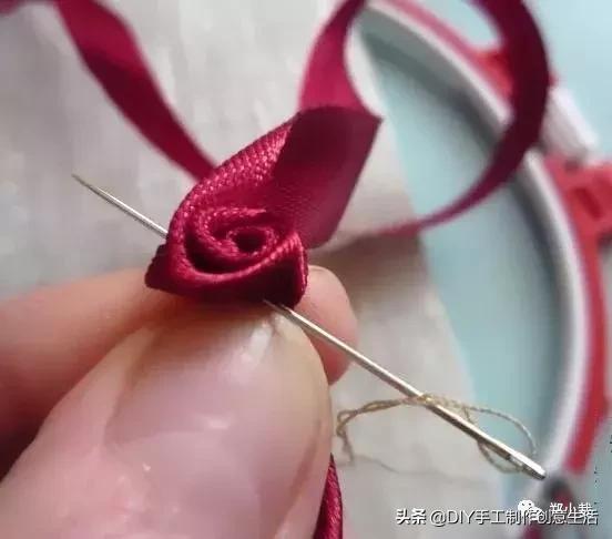丝带玫瑰花教程，漂亮的丝带玫瑰蝴蝶结发卡（缝制精致好看的玫瑰丝带绣）