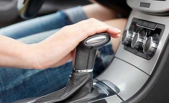 自动挡汽车如何正确停车，自动挡汽车如何正确停车视频（自动挡停车的正确步骤到底是什么）