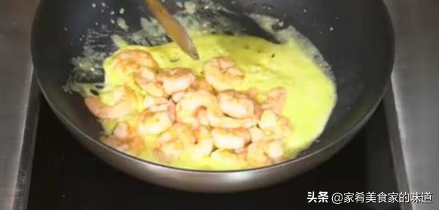 咸蛋黄焗虾仁，咸蛋黄焗虾仁的做法窍门（甜甜的、咸咸的、香香的、快做给你最爱的人品尝吧）