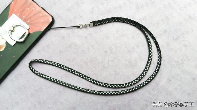 手机挂绳怎么装在手机壳上，手机壳怎么穿挂绳（用方形盘编器做的手机挂绳的编法图解）