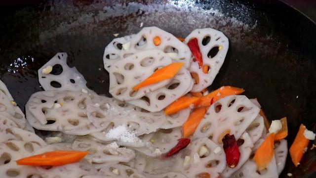 炒藕片怎么炒好吃，炝藕片的做法（很多人第一步就错了）