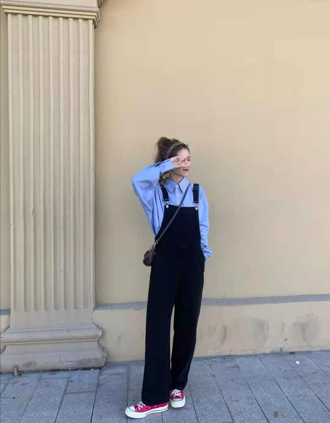 look4 蓝色衬衫 黑色背带裤 蓝色帆布鞋深色的背带裤搭配浅色的衣服真