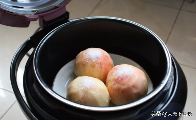 蒸桃子的功效与作用，吃蒸熟的桃子的功效与作用（大叔家的秋季食谱：冰糖水蜜桃）