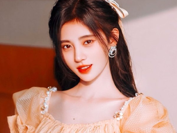 高级脸和网红脸区别，高级脸和网红脸区别在哪（女网红花6万整容成鞠婧祎）