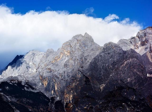 玉龙雪山海拔多少米，玉龙雪山海拔高度是多少米（云南这座山海拔不足6000米）