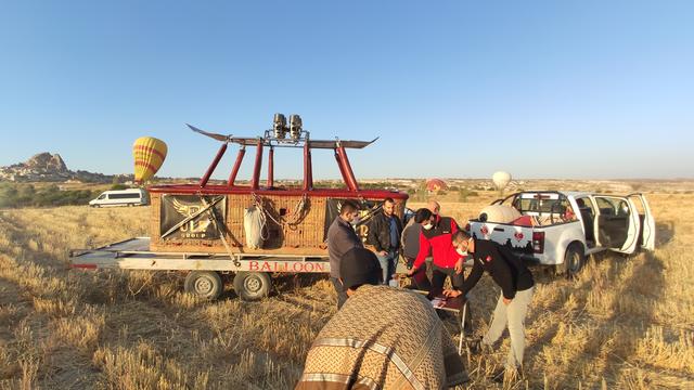 热气球下面的篮子叫什么，上面一个气球下面一个篮子（在热气球盛开的卡帕多奇亚）