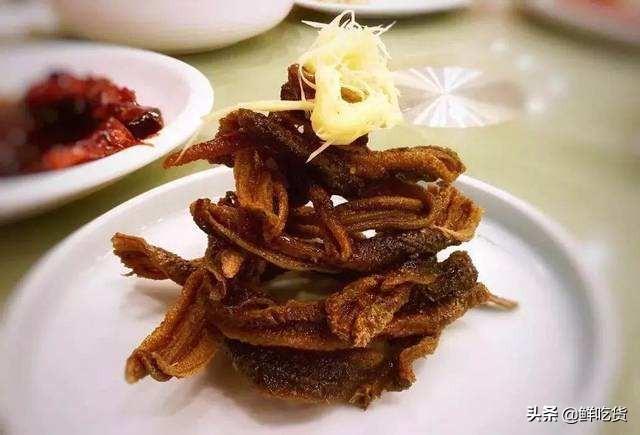 梁溪脆鳝由鳝丝经酱斡驼ǘ,外观酱褐色,乌光发亮,口味甜中带成