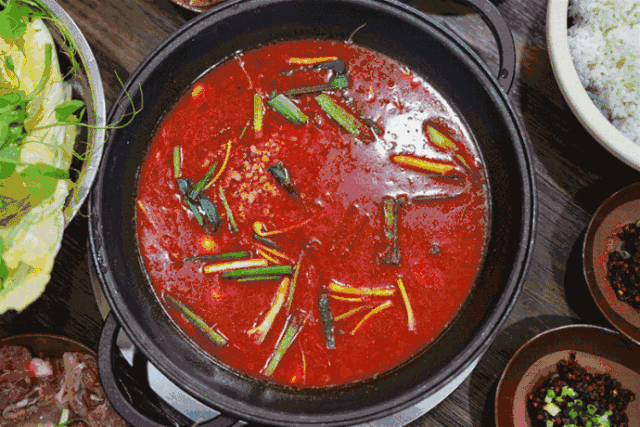 豆豉火锅怎么做，火锅底料怎么用豆豉（花花探店丨这家一年卖出14000锅）