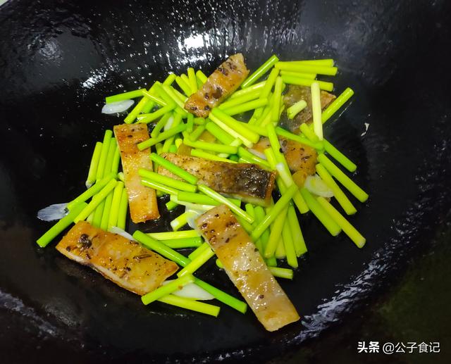 腊鱼怎么炒好吃，腊鱼怎么炒好吃又嫩（一道让我惦记了一年的菜）