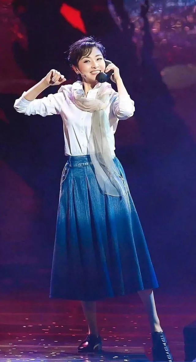 周涛个人资料，周涛个人资料及简介婚史（连续主持16届春晚）