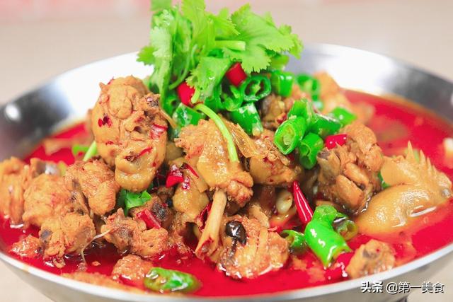 辣子鸡怎么炒才好吃，家常辣子鸡怎么炒（简单一翻一炒端上桌）