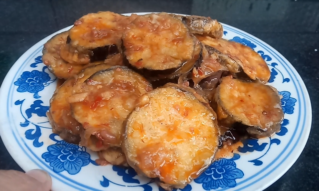 河南面煎茄子的做法，面煎茄子的做法（只需一个茄子就可以搞定一道菜肴）