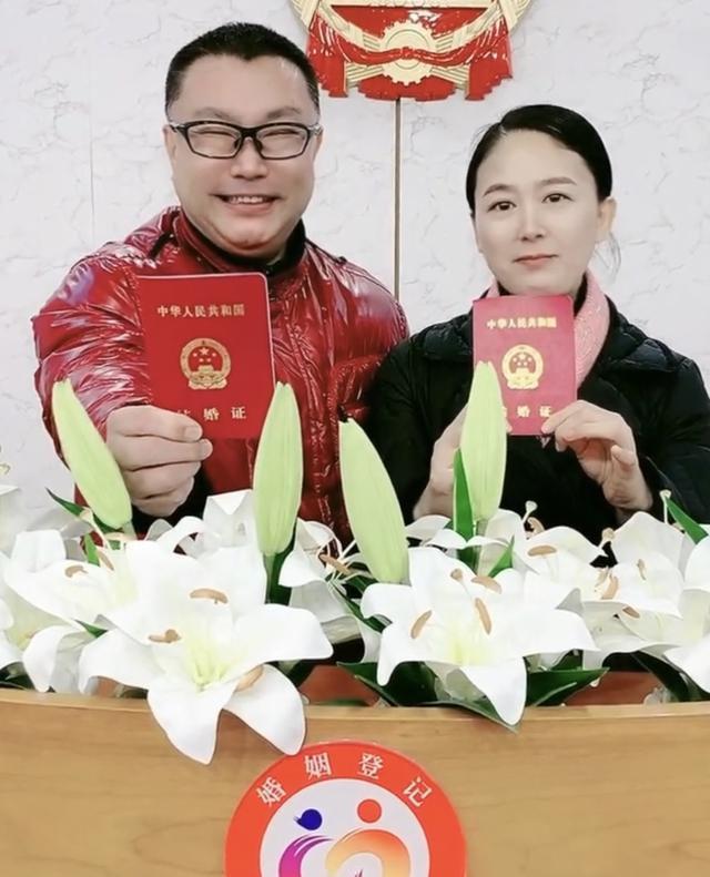 尹相杰的老婆是谁，尹相杰现任老婆是谁（尹相杰带爱妻上街买菜）