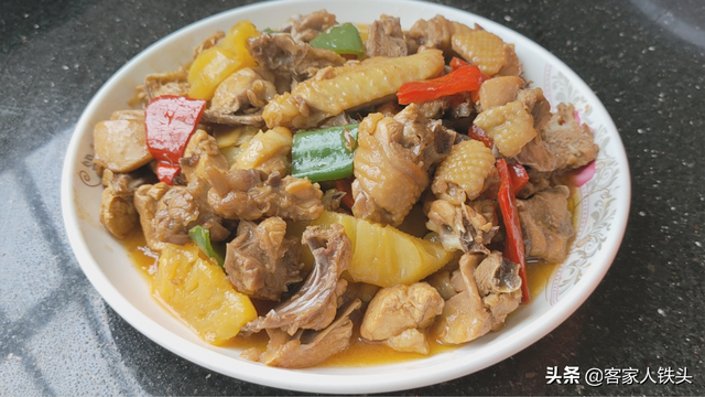 菠萝鸡块家常做法简单，半只鸡加1块菠萝