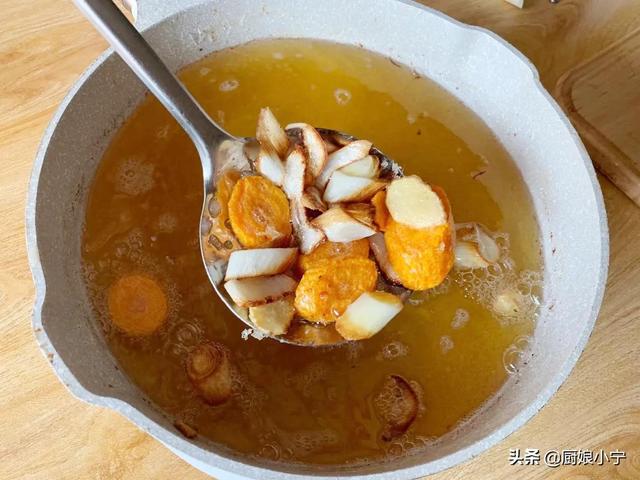 炸过的油怎么变清，炸过的食用油怎样变清（过年炸剩的旧油不要扔）