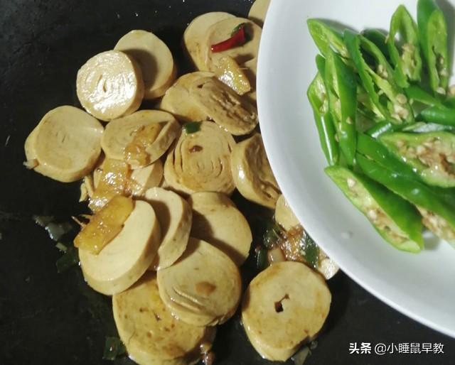 青椒炒素鸡的家常做法，青椒鸡怎么炒好吃家常做法（家常青椒炒素鸡）