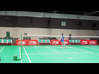 怎样学打羽毛球，羽毛球初学者训练步骤（标准的羽毛球基础动作图解）