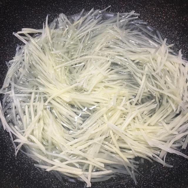 青椒土豆丝的做法，青椒土豆丝的做法步骤图片（懒人必备的青椒土豆丝）