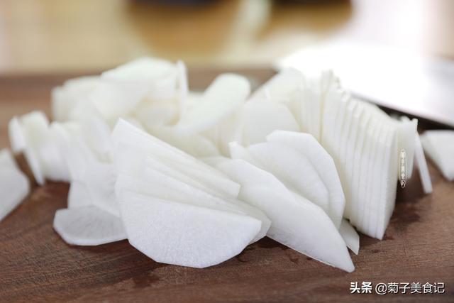 白萝卜正宗炖羊肉汤，搭配白萝卜和枸杞