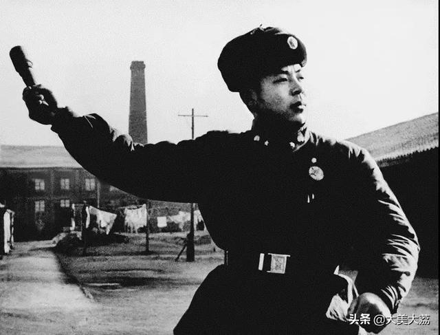 雷锋的英雄事迹，雷锋感人至深的10个瞬间