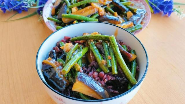 豆角燒茄子的家常做法,紅燒豆角燒茄子的家常做法(豆角燒茄子的簡單