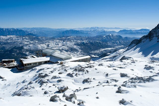 玉龙雪山山顶温度，玉龙雪山有多高气温如何（丽江玉龙雪山海拔多少米）