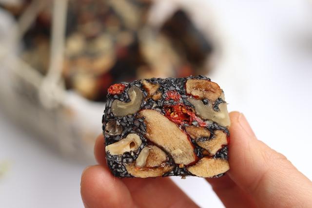 简单阿胶糕做法，简易阿胶糕的做法（过年招待亲朋好友准没错）