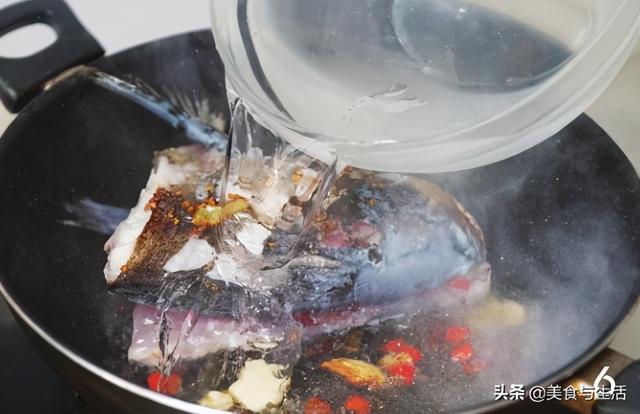 鱼头酸汤怎么做，鱼头酸辣汤的做法（这样做的酸菜鱼头汤）