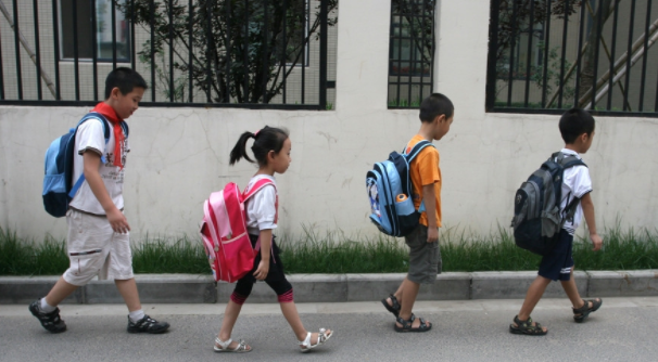男生几岁上一年级最合适，男孩儿几岁上一年级最好（一年级入学年龄或被调整）