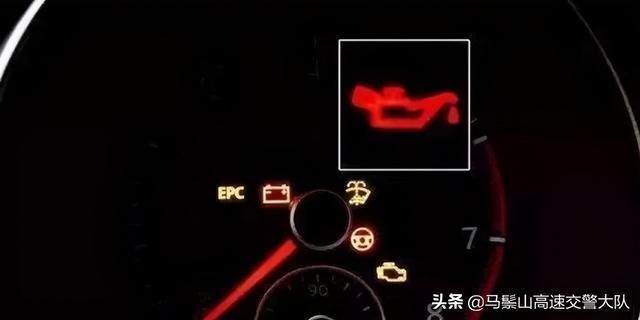 汽车感叹号亮是什么意思，车里感叹号亮是什么意思（车上最重要的灯亮起万万要停车）