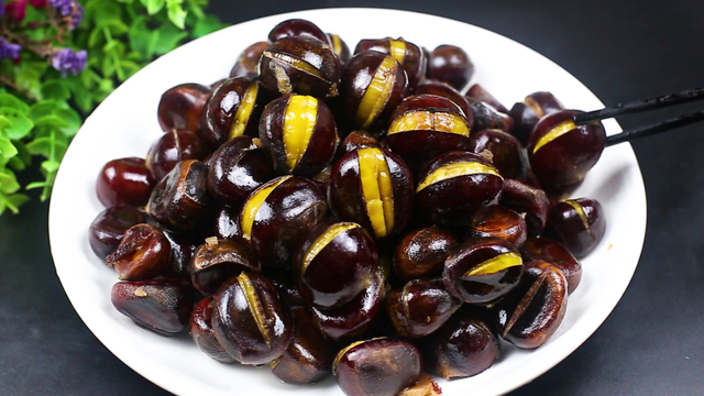 糖炒板栗的做法，糖炒去壳的板栗的做法（想吃糖炒板栗不用买）