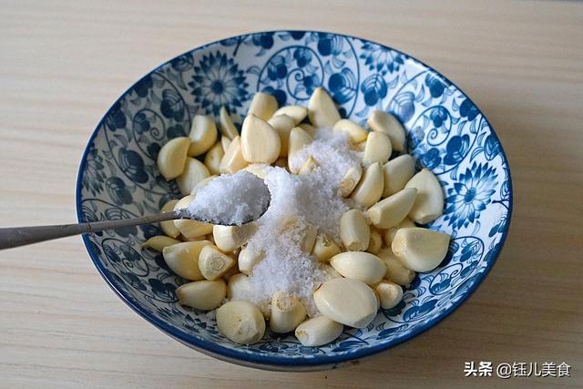 腌腊八蒜的正确方法盐比例，只要2天就能腌出漂亮翡翠色