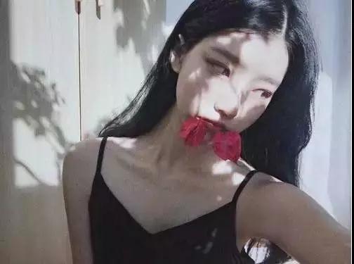 爱自拍女孩必学的姿势，爱自拍女孩必学的姿势有哪些（学好女生最爱的12个自拍姿势）