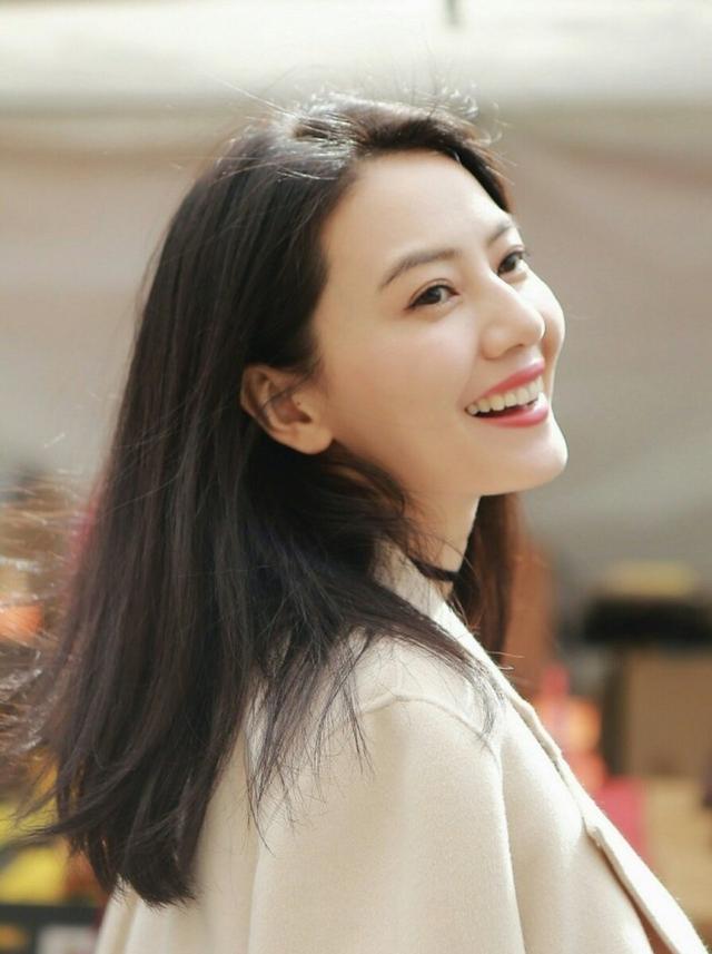 圆脸适合什么发型，小圆脸适合什么发型（别再留中分发型了）