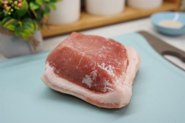 如何快速解冻肉类，冻肉解冻别用水泡