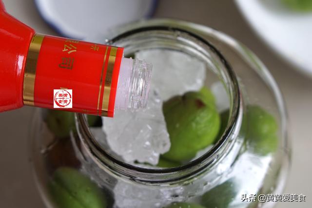 青梅泡酒的好处，青梅泡酒喝对身体有好处吗（青梅酒好喝有窍门）
