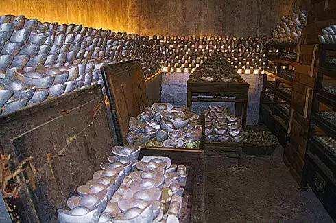 搬运银库"腚"太难了还有一些库丁是专门负责银库熔铸银子的,也是无权