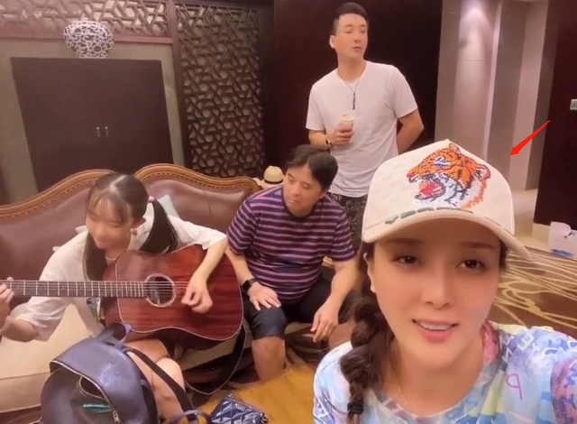 毕福剑最新消息，毕福剑近况最新消息（61岁毕福剑现身私人聚会有美女陪）