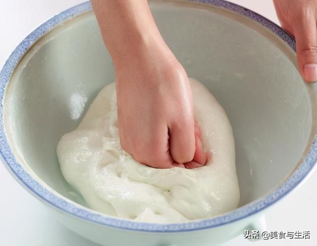 家庭自制春卷皮，煎饼果子面糊的做法（教你在家做春卷）
