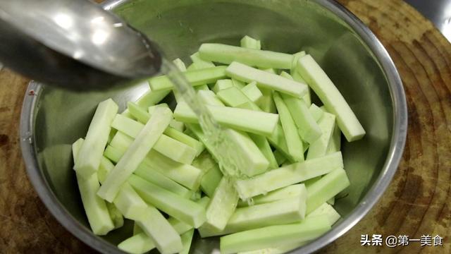 炒茄子怎么做好吃又简单又好吃，如何做简单又好吃的炒茄子（一个妙招轻松炒出好茄子）