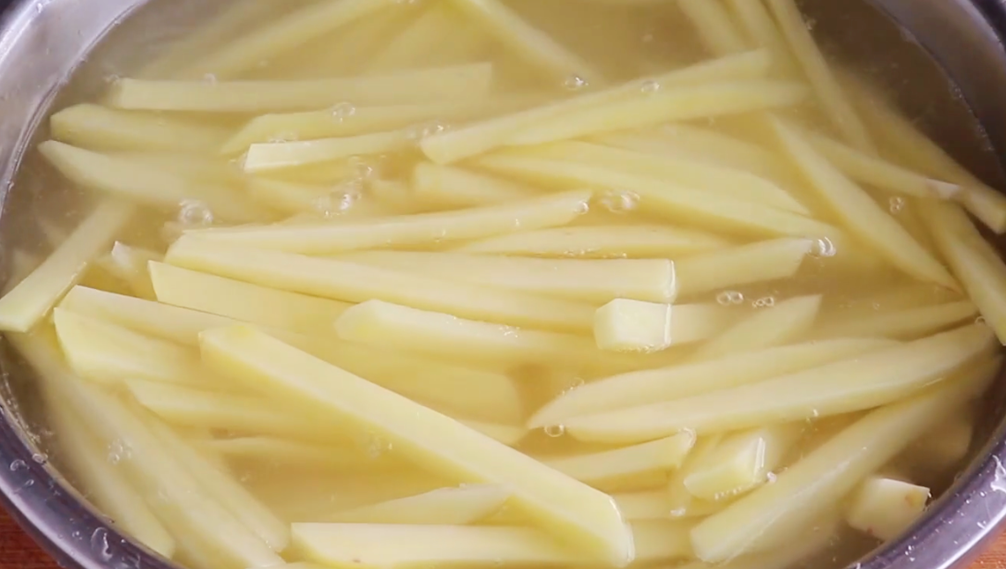 圖片[2]-【炸薯條】做法步驟圖 金黃酥脆 一次做一大盆不夠吃-起舞食譜網