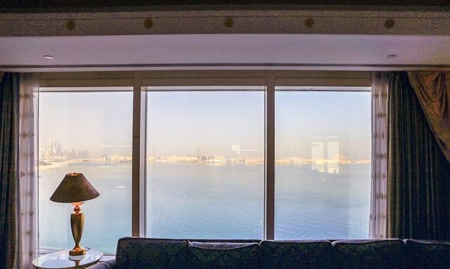 迪拜七星级酒店，迪拜七星级酒店有哪些服务（超奢华七星级住宿楼中楼房间大公开）