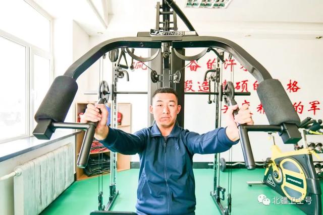 文职蓝色领章，“孔雀蓝”在北疆绽放