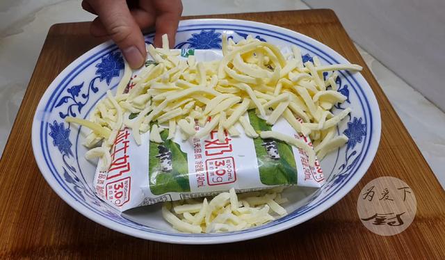 芝士做什么好吃又简单（牛奶里加1把芝士）