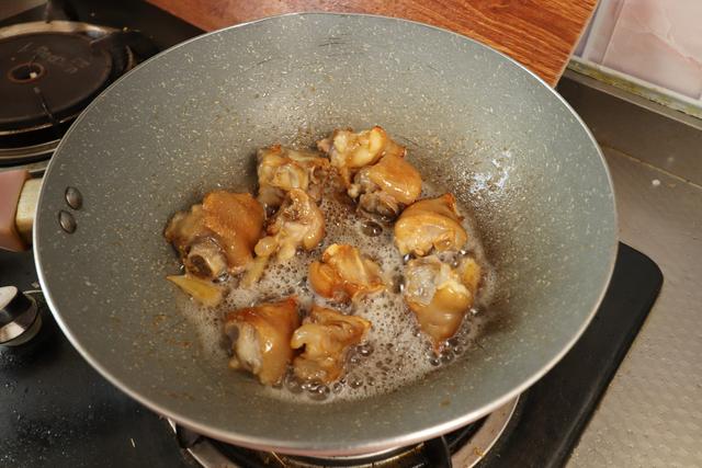 家常炖猪蹄的做法，怎样炖猪蹄才好吃又简单（第一步焯水就错了）