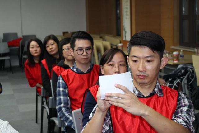 公司团建活动游戏，公司团建常做的小游戏（20个趣味团建活动游戏）