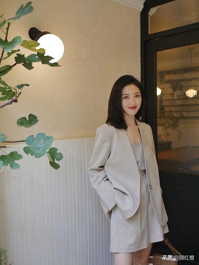 青灰色是什么颜色，正常的平菇是什么颜色（35+女性穿衣千万别盲从）