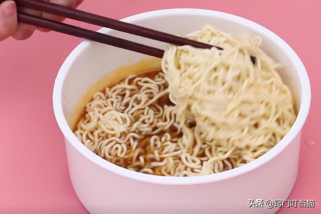 方便面怎么泡好吃，怎么泡方便面才好吃的方法（好多人第一步就做错了）
