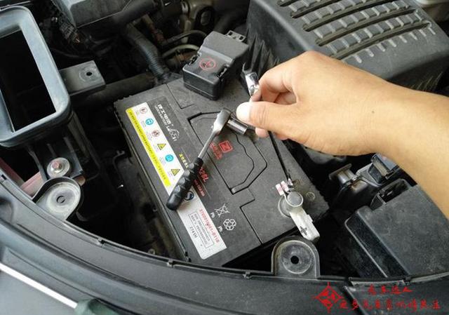 汽车电瓶寿命一般多久，汽车电瓶没电了怎么恢复电量（汽车电瓶寿命为4年）